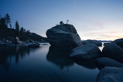 日落时水体上的岩层
